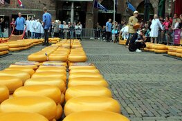 Jubilarissen CONO Kaasmakers openen kaasmarkt