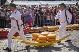President van FrieslandCampina Dairy Essentials opent Alkmaarse kaasmarkt