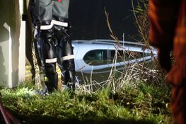 Auto te water in Oterleek, persoon overleden