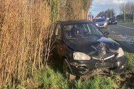 Bestuurder naar het ziekenhuis na eenzijdig ongeluk Stompetoren