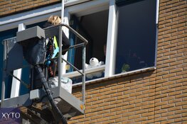 Voormalig profwielrenner Steven Rooks bezoekt moeder met hoogwerker