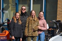 Voormalig profwielrenner Steven Rooks bezoekt moeder met hoogwerker