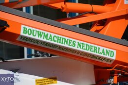 Voormalig profwielrenner Steven Rooks bezoekt moeder met hoogwerker