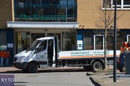 Voormalig profwielrenner Steven Rooks bezoekt moeder met hoogwerker