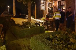 Auto rijdt terras op in Noordbeemster