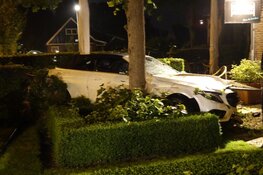 Auto rijdt terras op in Noordbeemster