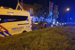 Auto rijdt terras op in Noordbeemster