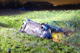 Auto in sloot in Graft