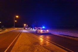 Automobilist heeft pech: slipt en raakt te water langs Huygendijk