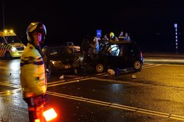 Vier auto's betrokken bij botsing op kruising, één gewonde