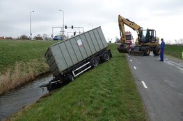 Aanhanger in sloot gewaaid aan Noordervaart