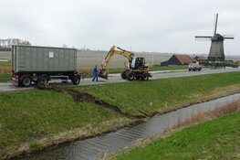 Aanhanger in sloot gewaaid aan Noordervaart