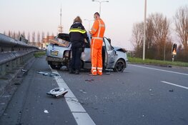 Auto knalt tegen vangrail langs N242, twee gewonden