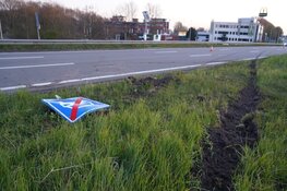 Auto knalt tegen vangrail langs N242, twee gewonden