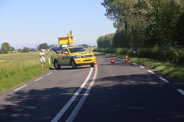 Bestuurder schrikt van inhaalactie en belandt naast de weg