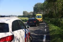 Bestuurder schrikt van inhaalactie en belandt naast de weg