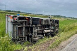Vrachtwagen op z&#39;n kant op Noordschermerdijk bij Oterleek