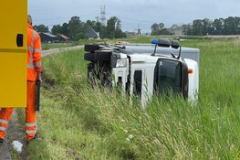 Vrachtwagen op z&#39;n kant op Noordschermerdijk bij Oterleek