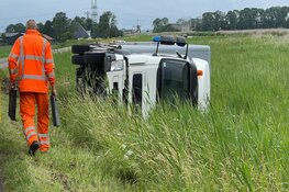 Vrachtwagen op z&#39;n kant op Noordschermerdijk bij Oterleek