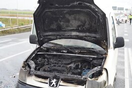 Auto vliegt in brand bij stoplichten Nieuwe Schermerweg