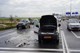 Auto vliegt in brand bij stoplichten Nieuwe Schermerweg