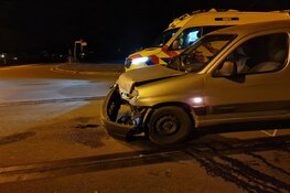 Auto knalt op afzetting in Noordbeemster