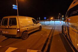 Auto knalt op afzetting in Noordbeemster