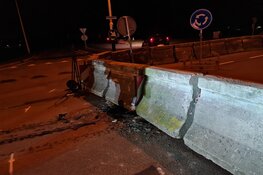 Auto knalt op afzetting in Noordbeemster