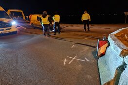 Auto knalt op afzetting in Noordbeemster
