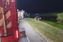 Auto te water in West-Graftdijk, twee gewonden